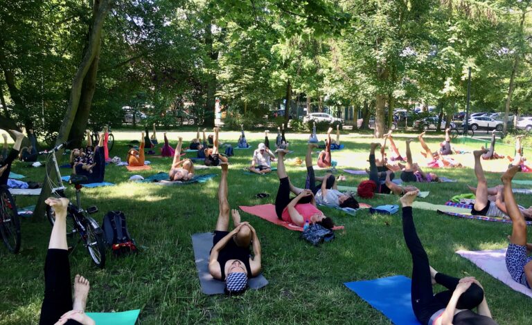 Wakacyjna joga na trawie w Sopocie